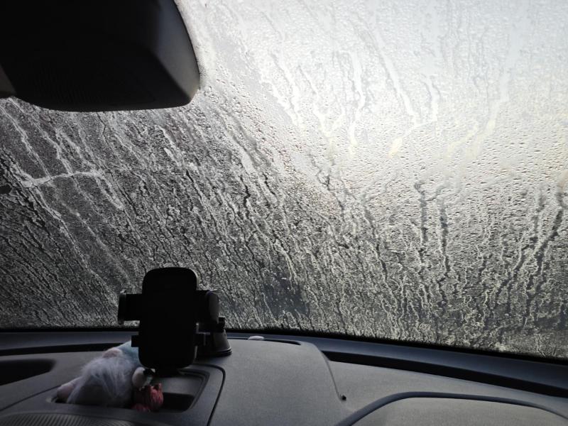 Autoscheibe ist von innen gefroren.