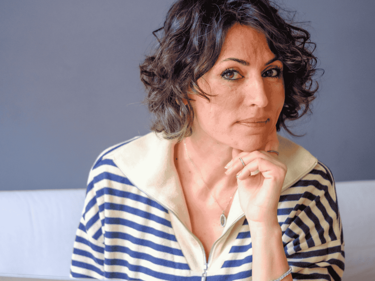 Frau mit 40 blickt ernst