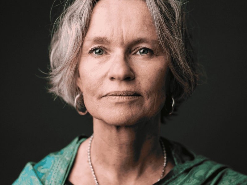 Frau mit 50 schaut in die Kamera