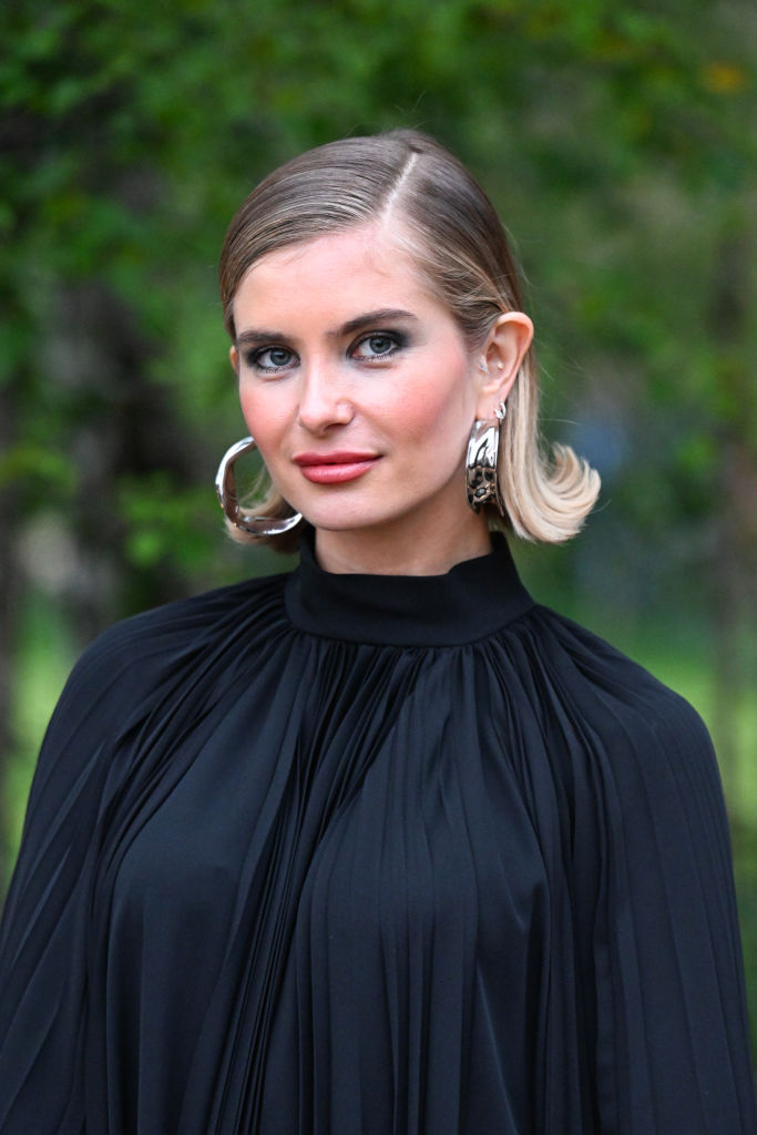 Xenia Adonts tr&auml;gt ihren Bob mit einer Au&szlig;enwelle.