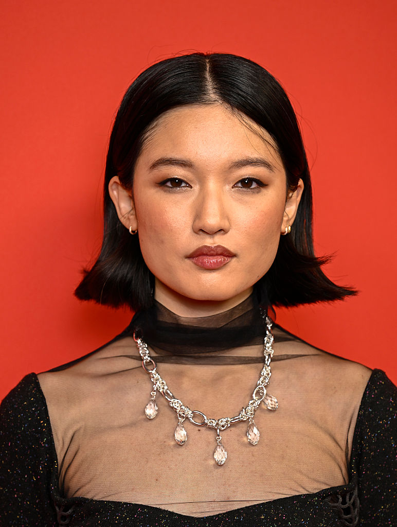 Chloe Qisha mit moderner Bob Frisur.