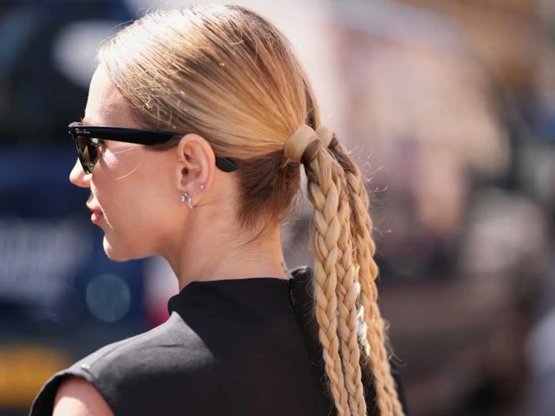 Frisur mit kleinen geflochtenen Zöpfen