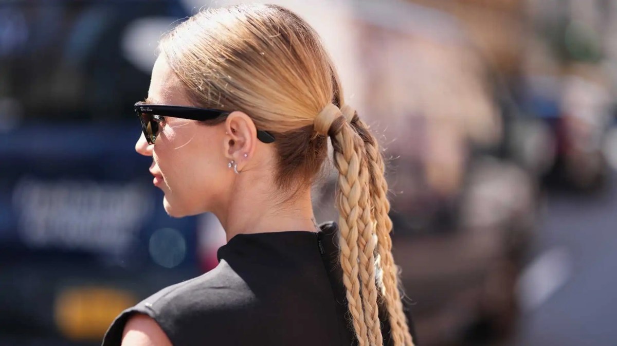 Frisur mit kleinen geflochtenen Zöpfen