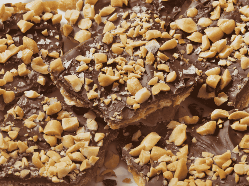 Cracker mit Schokolade und Karamell.