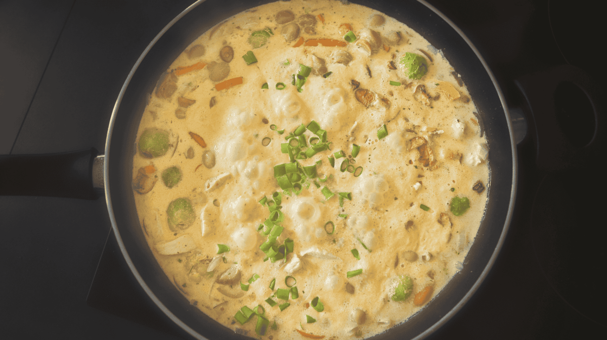 Eintopf mit Rosenkohl und Sahne.