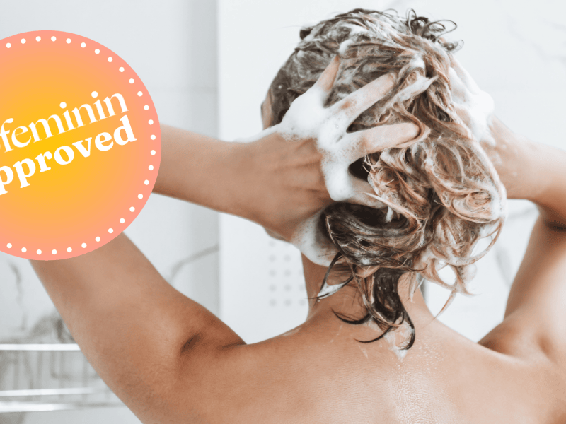 Frau w&auml;scht Haare als Symbolbild f&uuml;r Shampoo gegen Haarausfall im Test