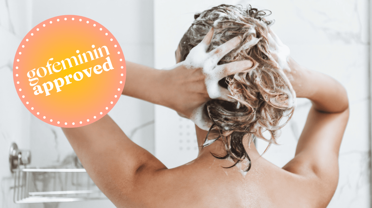 Frau wäscht Haare als Symbolbild für Shampoo gegen Haarausfall im Test