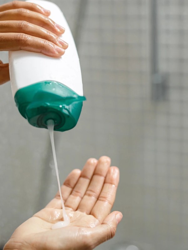 Detox für die Haare: Diese 5 Tiefenreinigungsshampoos sind wirklich ihr Geld wert