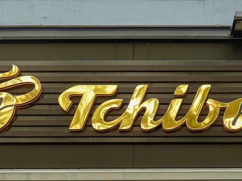 Tchibo Logo an einem Shop.
