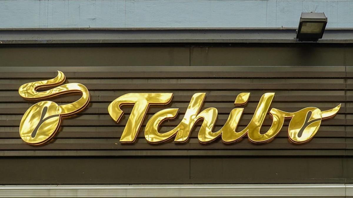 Tchibo Logo an einem Shop.