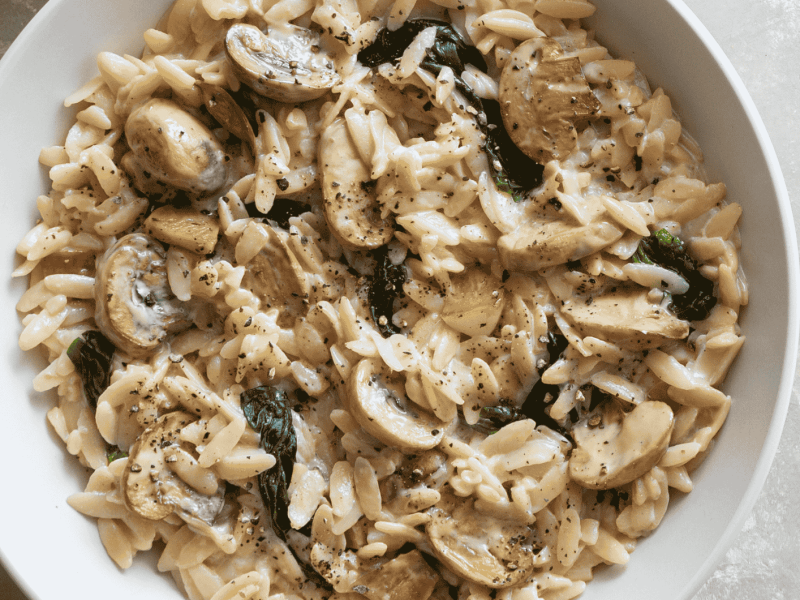 Orzo-Pilz-Pfanne auf wei&szlig;em Teller