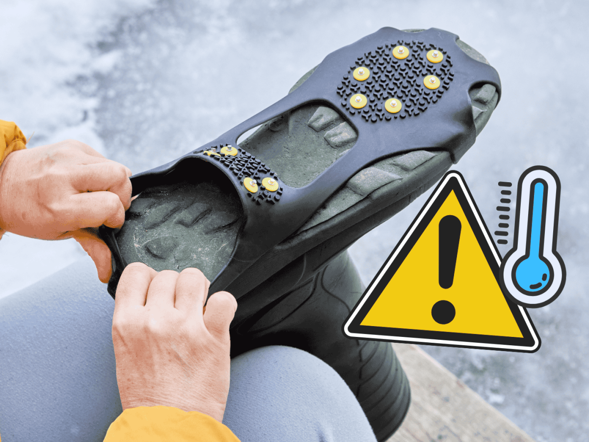 Person zieht Schuhspikes &uuml;ber die Sohle von Gummistiefeln.