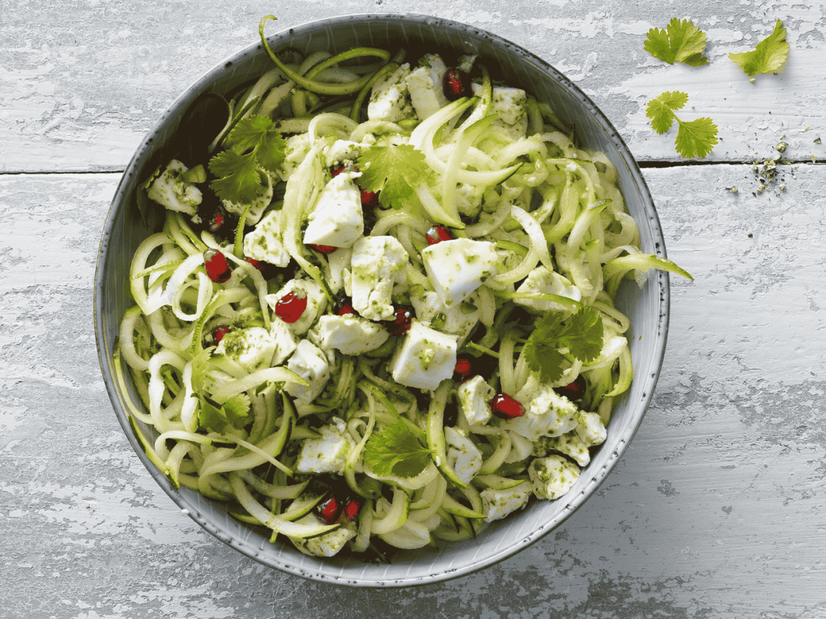 Zucchini-Nudeln mit Hirtenk&auml;se: So lecker und leicht kann vegan sein