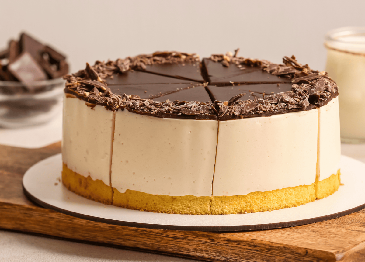 Cremetorte mit Kuchenboden und Schokoglasur.