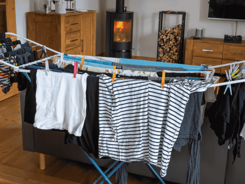 Voll gehangener W&auml;schest&auml;nder in Wohnzimmer.