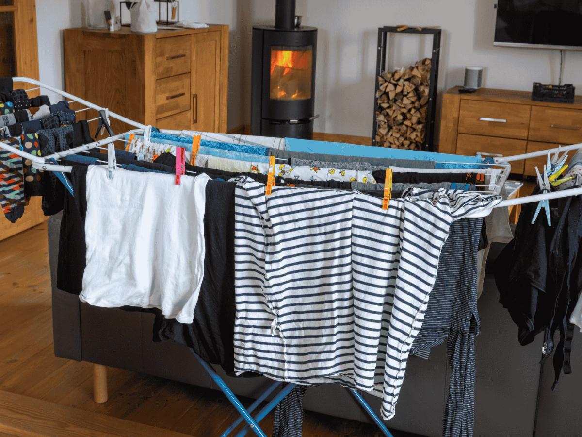 Voll gehangener W&auml;schest&auml;nder in Wohnzimmer.