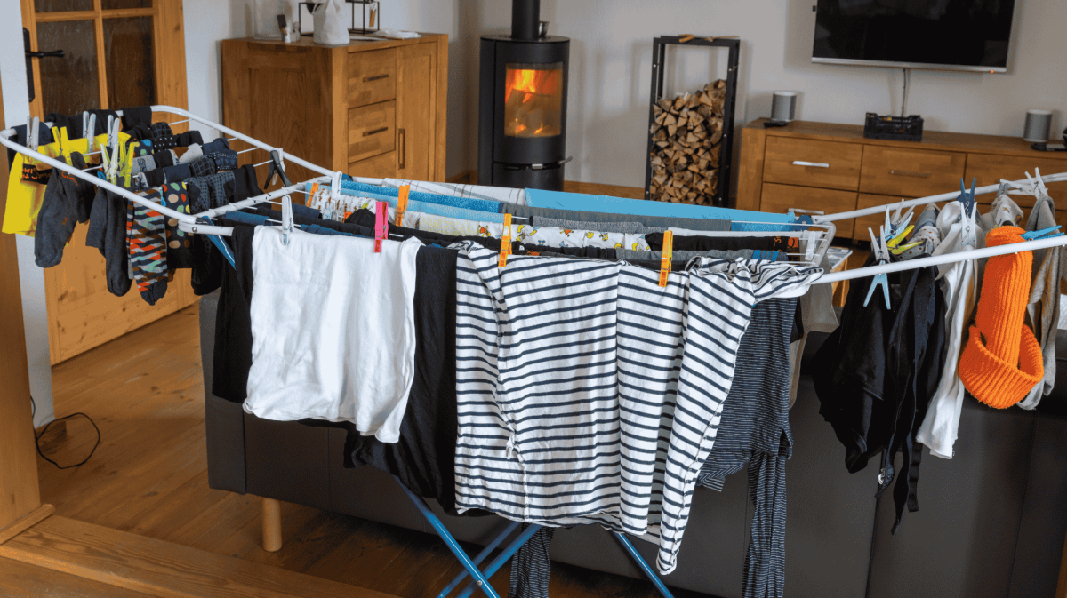 Voll gehangener Wäscheständer in Wohnzimmer.