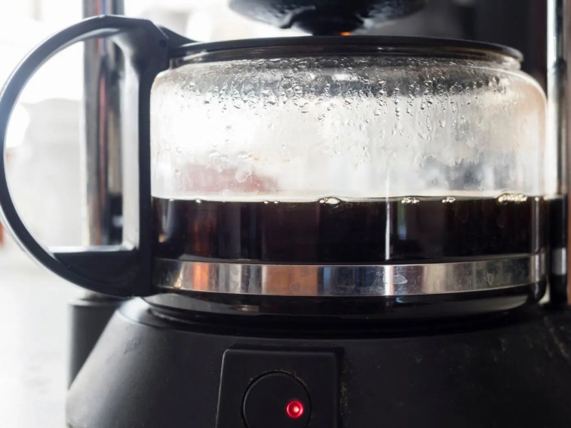 Kaffee in einer Filterkaffeemaschine.