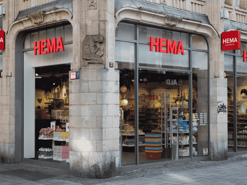 Ein HEMA Geschäft in Düsseldorf, Außenfassade.