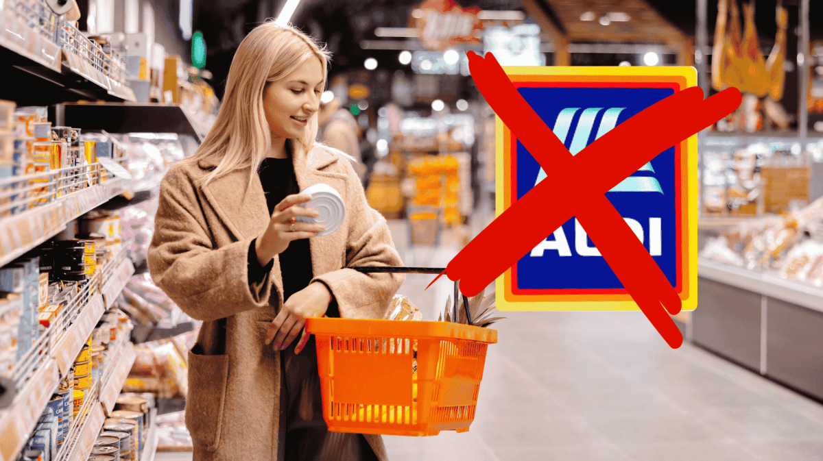 Frau steht mit Einkaufskorb im Supermarkt.