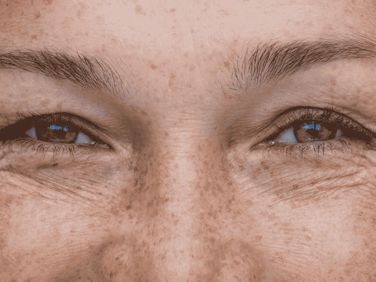 Die Augen einer älteren Frau schauen freundlich in die Kamera.