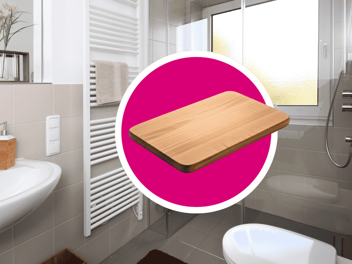 Kleines Badezimmer mit Schneidebrett