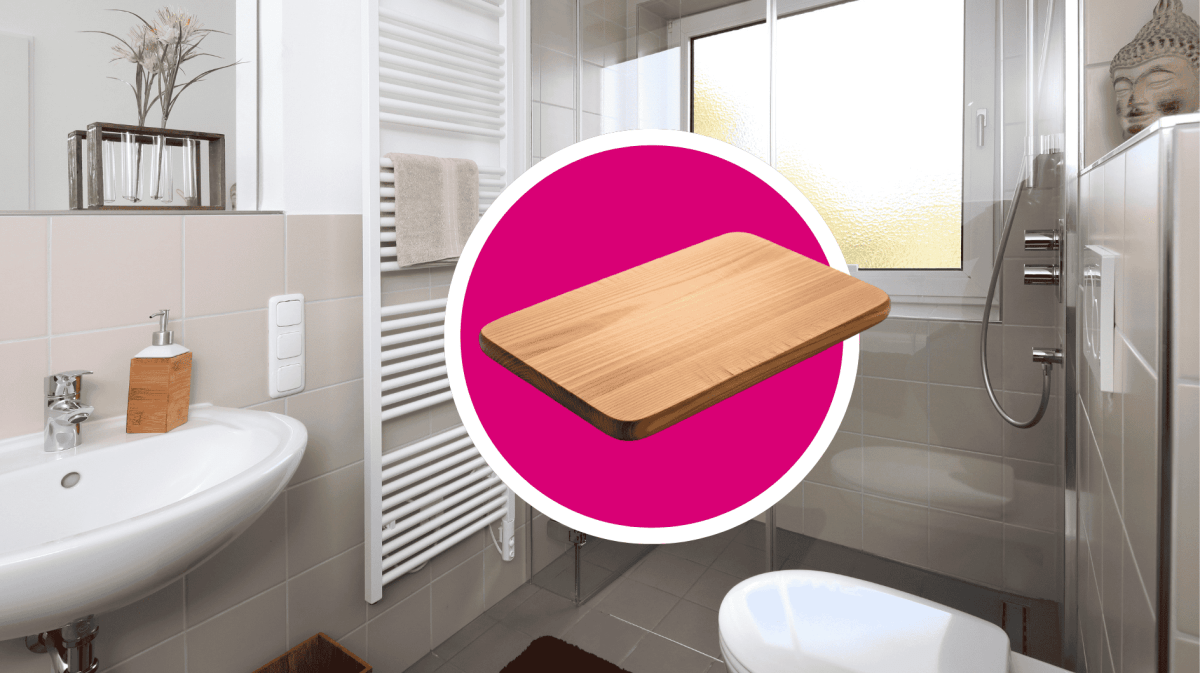 Kleines Badezimmer mit Schneidebrett