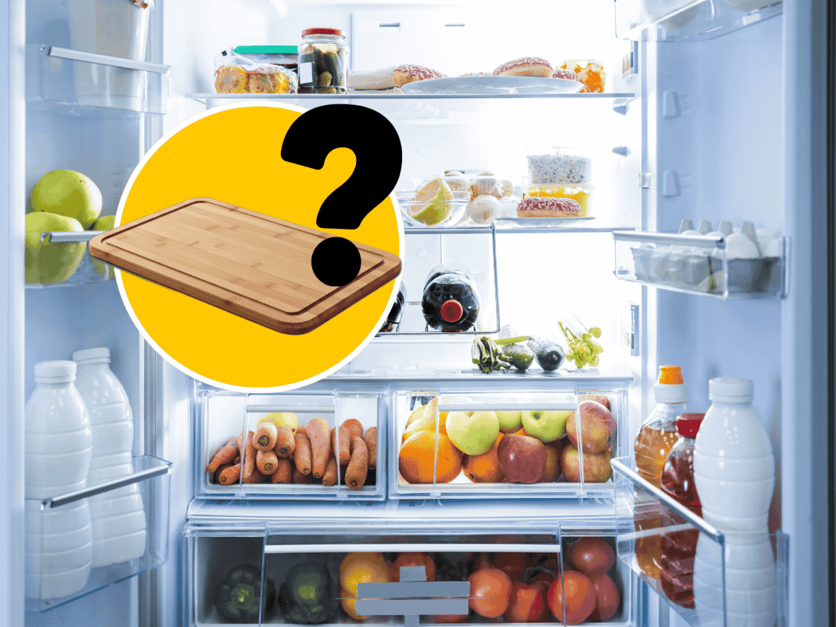 Geöffneter, voller Kühlschrank, darüber eingefügt ein Bild von einem Holz-Schneidebrett.