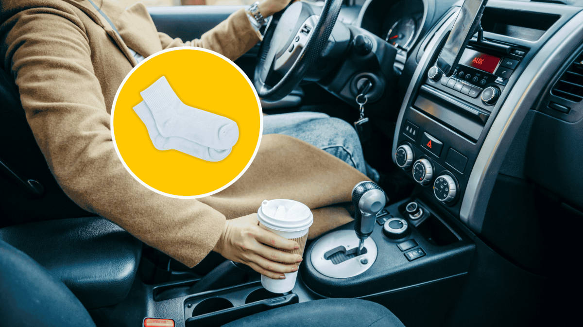 Frau im Auto, Kaffee in Becherhalter.