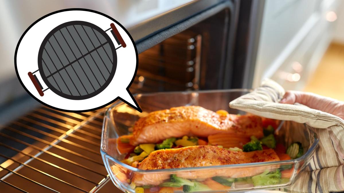 Eine Frau holt eine Auflaufform mit Gemüse und Fisch aus dem Backofen. Oben links im Bild ist eine Sprechblase, in der ein rundes Ofenrost zu sehen ist.