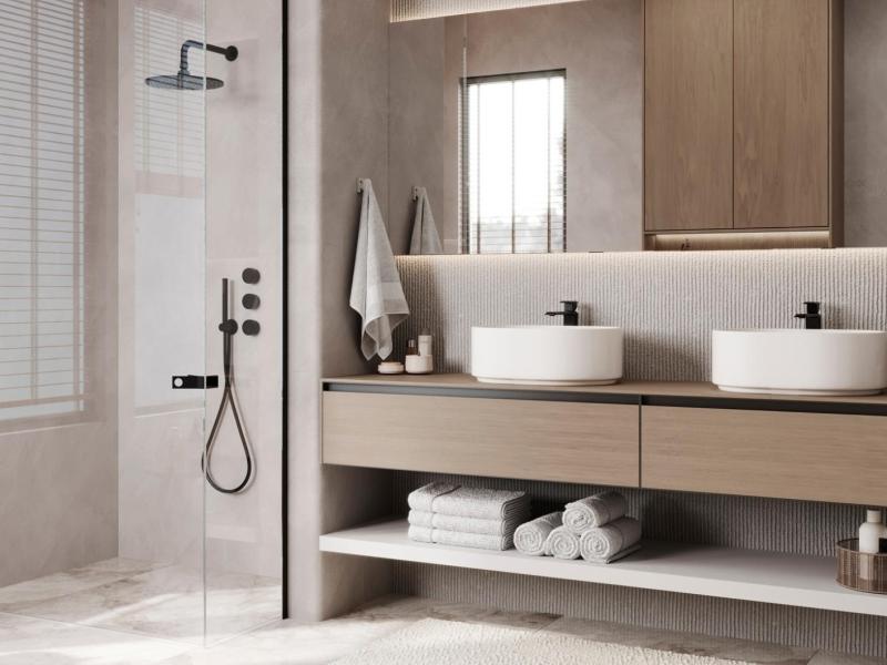 Modernes Badezimmer mit weißen Handtüchern.