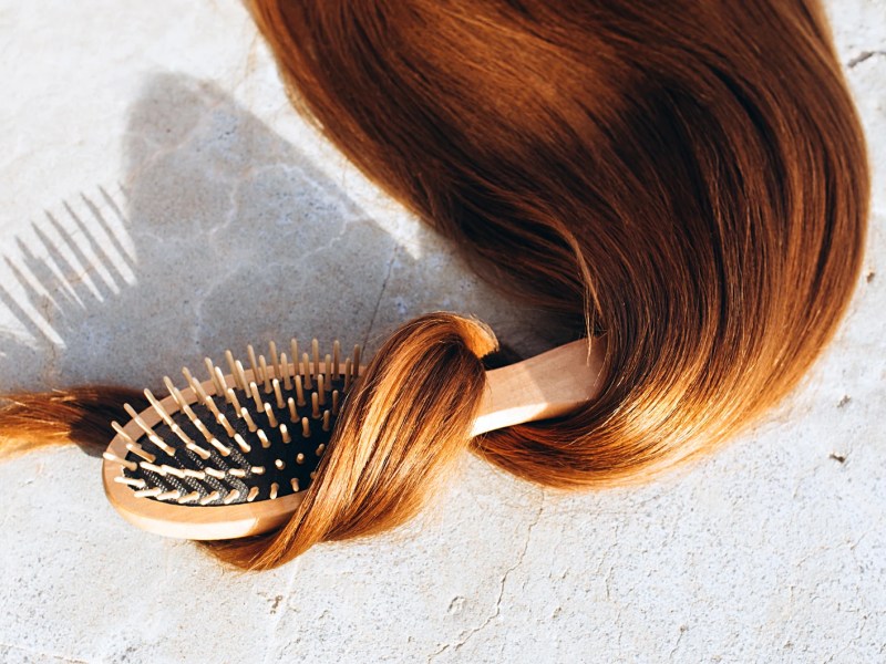 Haarsträhne, die um eine Haarbürste umwickelt ist.