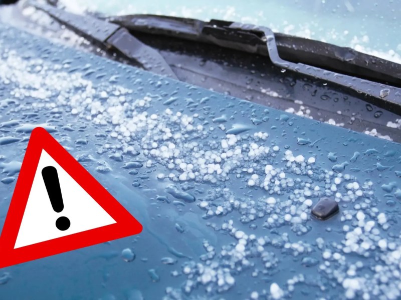 Nahaufnahme einer Motorhaube auf der Hagel liegt.