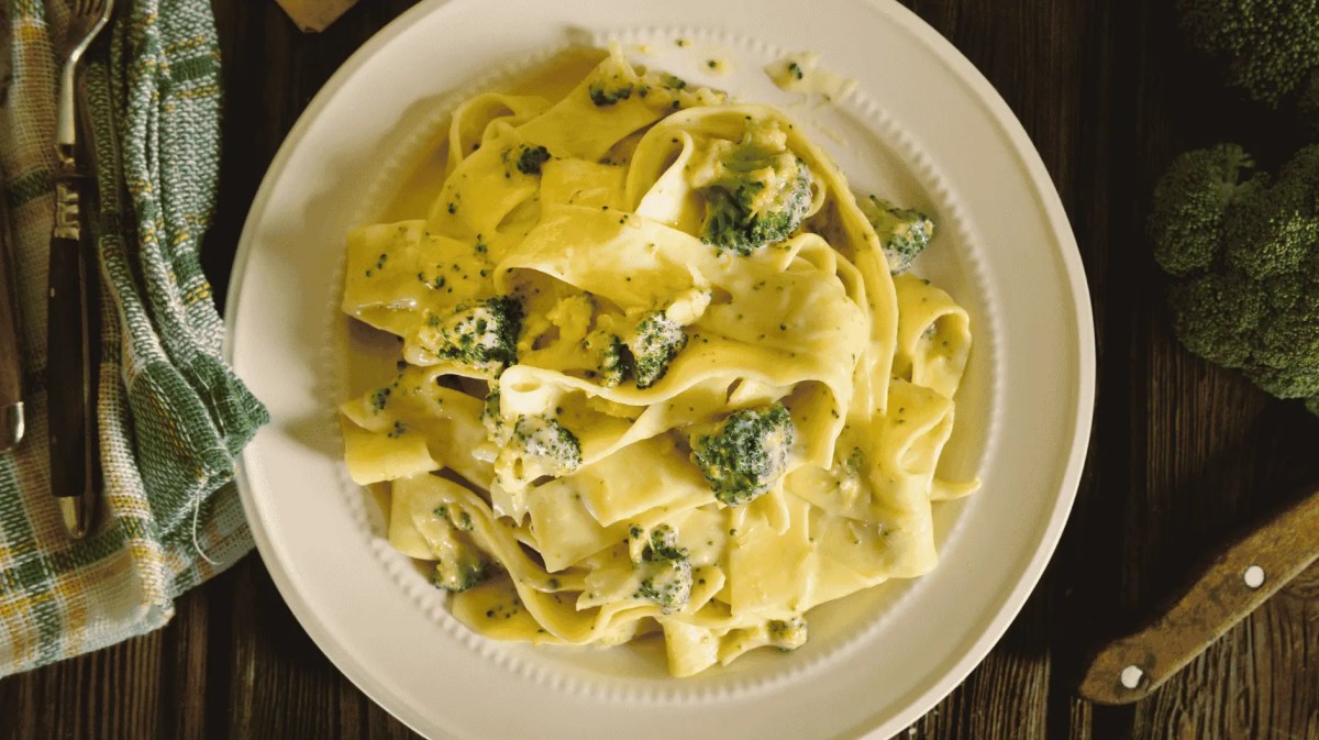 Tagliatelle mit Brokkoli-Käse-Soße auf Teller.