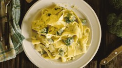 Tagliatelle mit Brokkoli-Käse-Soße auf Teller.