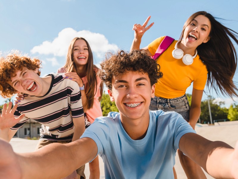 Teenager Jungs und Mädchen machen Selfie in die Kamera