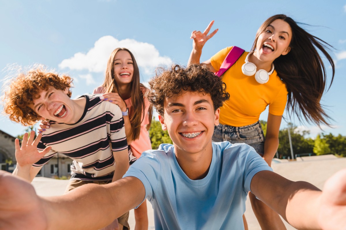 Teenager Jungs und Mädchen machen Selfie in die Kamera