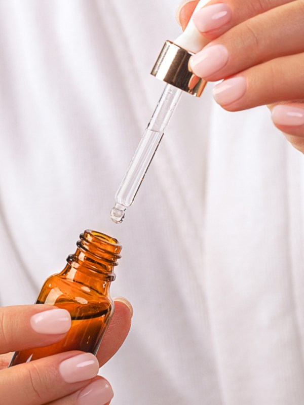 Dank Vitamin C & Hyaluron: Dieses Serum ist ein Geheimtipp gegen Falten