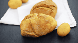 Kartoffelbr&ouml;tchen auf einem Tisch.