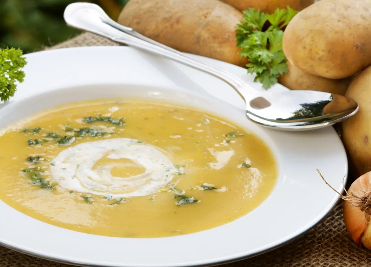 Cremige Kartoffelsuppe in einem weißen Suppenteller.