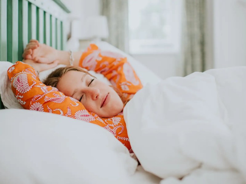 Frau schl&auml;ft in Bett