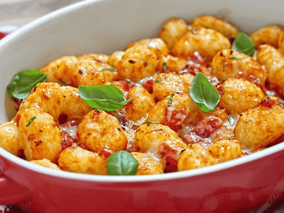 Rote Backform mit &uuml;berbackenen Gnocchi.