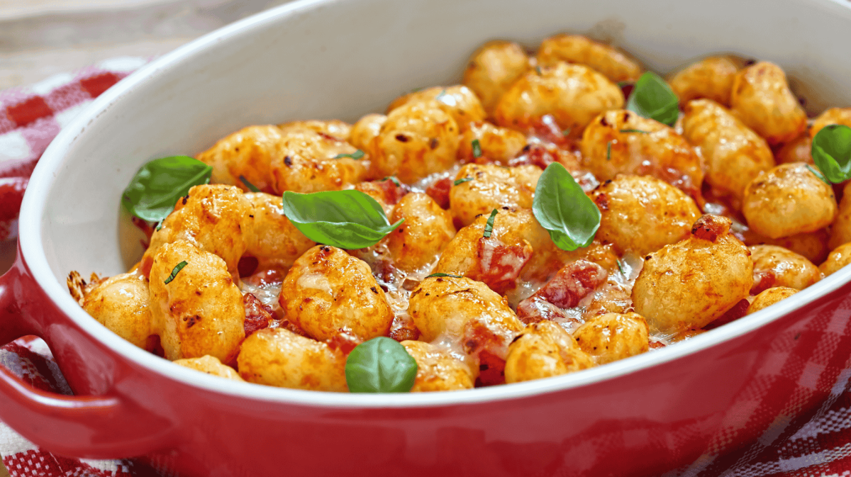 Rote Backform mit überbackenen Gnocchi.
