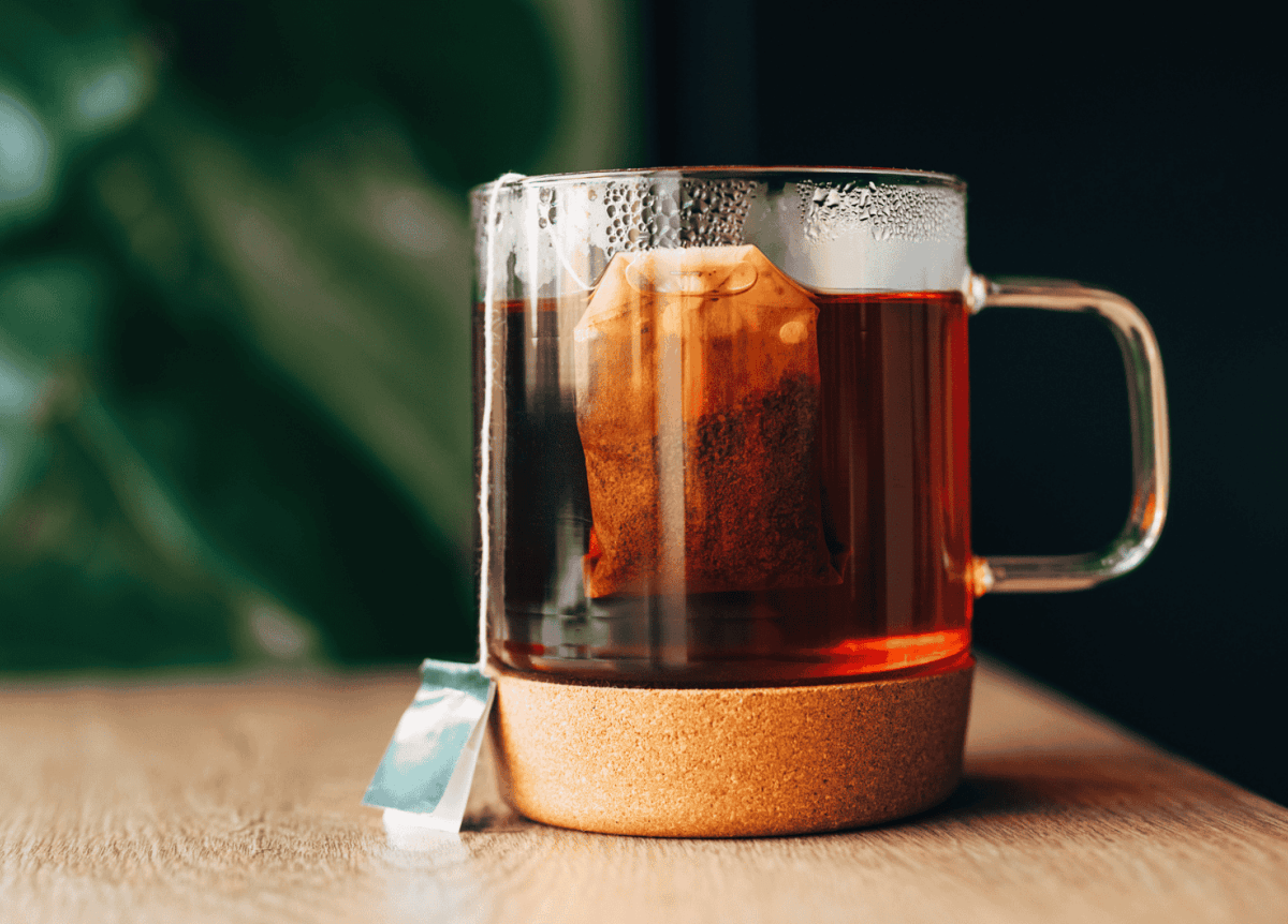 Teetasse aus Glas mit Teebeutel drin.