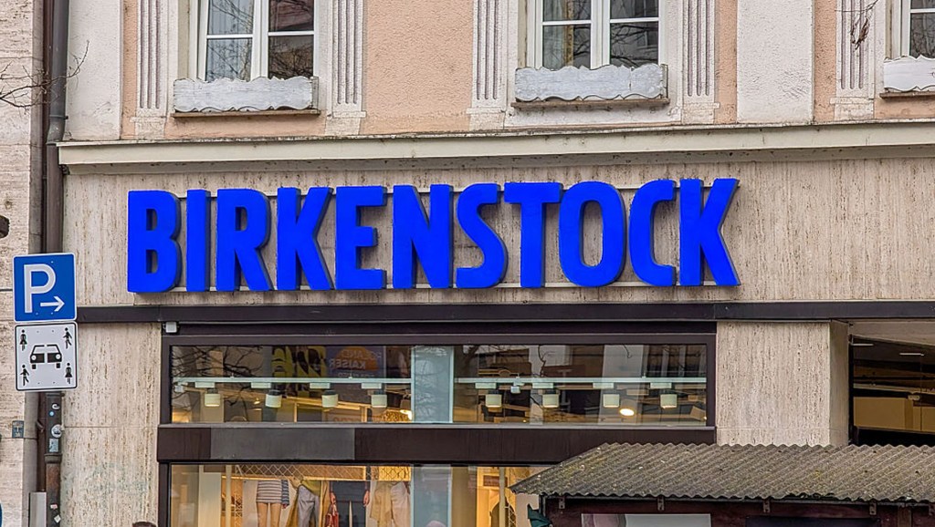 Statt Rot: Dieser Nagellack passt viel besser zu braunen Birkenstock-Sandalen