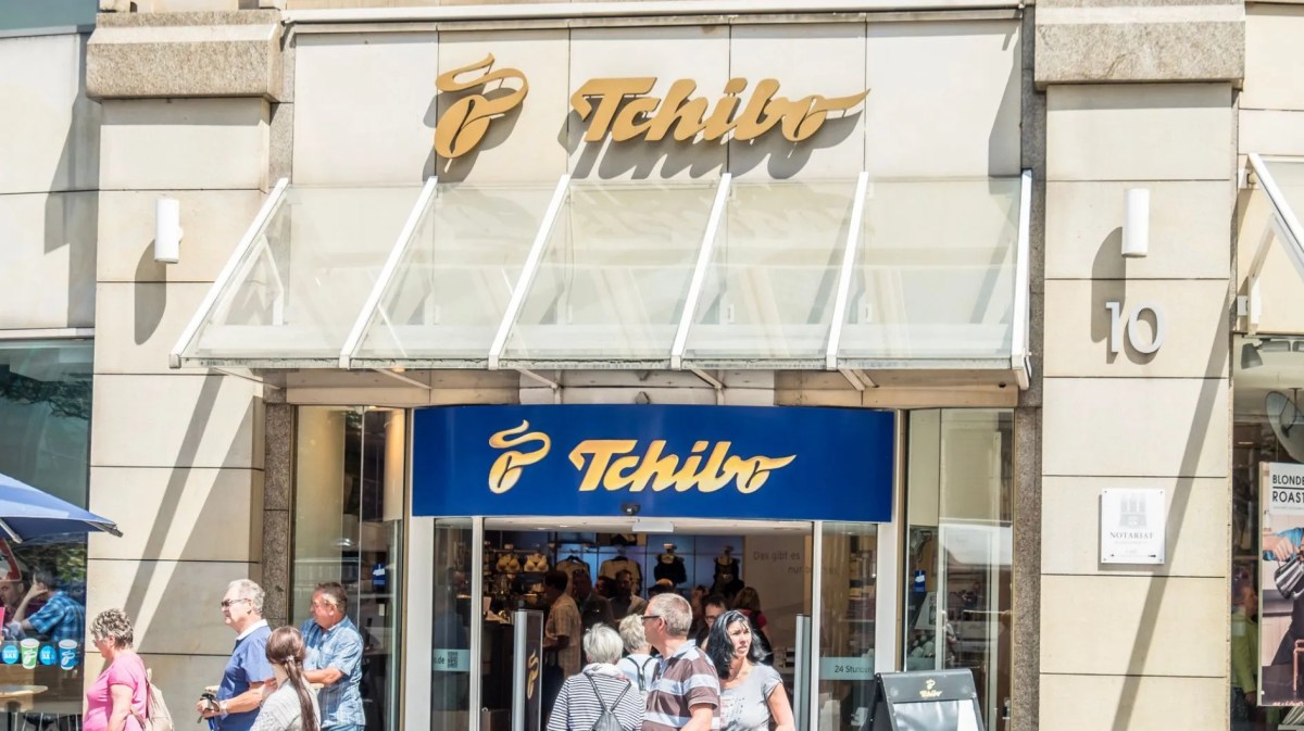 Tchibo Logo an einem Store in der Stadt.