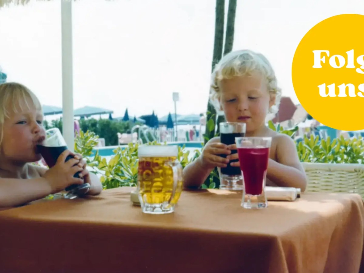 Retro-Foto von Kindern, die Soft Drinks trinken als Symbolbild für Boomer-Erziehung.