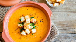 Tomatensuppe mit Cro&ucirc;tons.