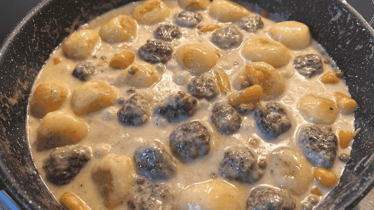 Eintopf mit Hackbällchen, kleinen Kartoffelklößen, Erbsen und Möhren.