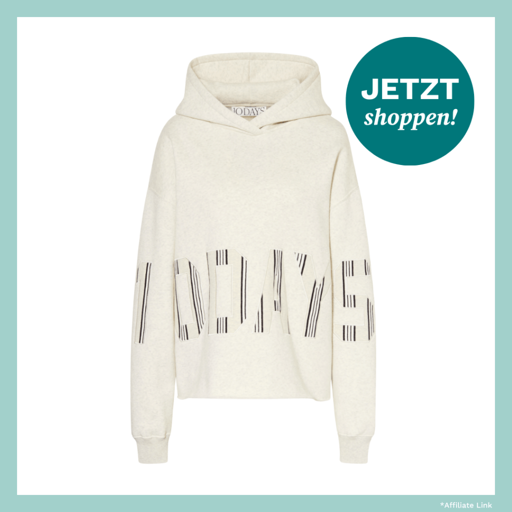 Hellgrauer Pullover mit Kapuze und Markenschriftzug.